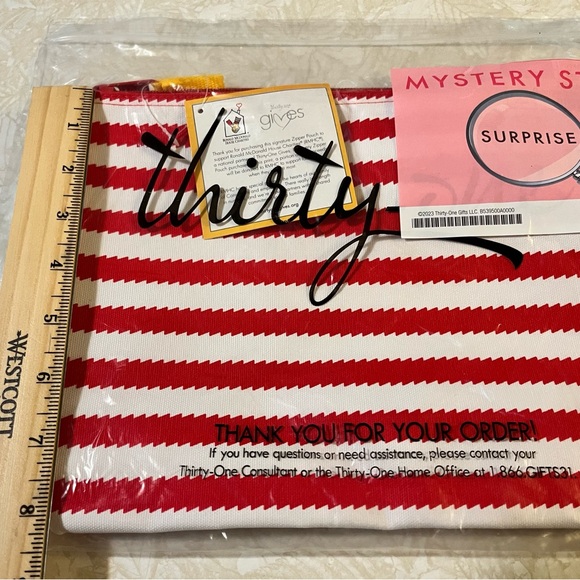 Thirty-one  31 Zipper Pouch.   Red wave.  New in packaging - Picture 4 of 4